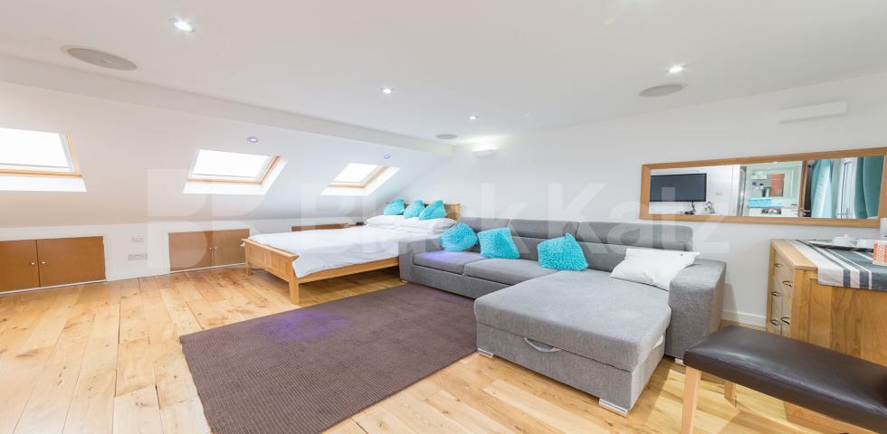 			Fantastic New Instruction!, 4 Bedroom, 1 bath, 1 reception House			  Petworth Road, North Finchley